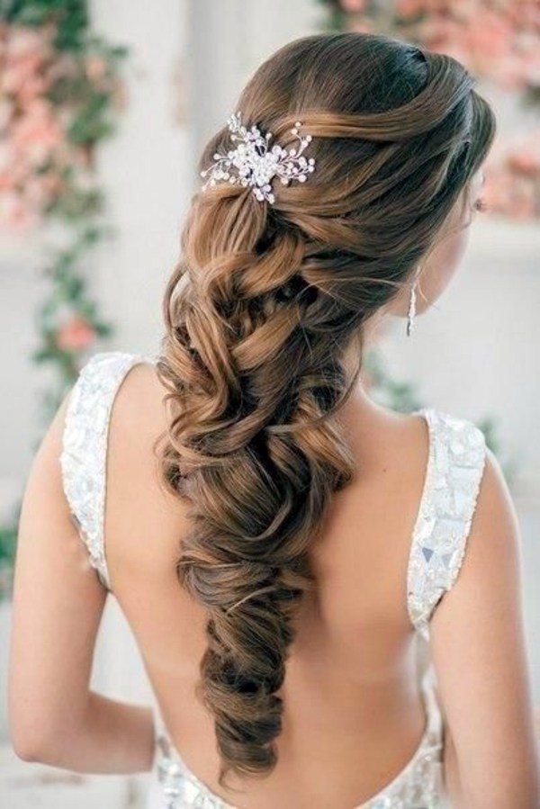 Bridal hairstyle half open - come on in style under the hood!