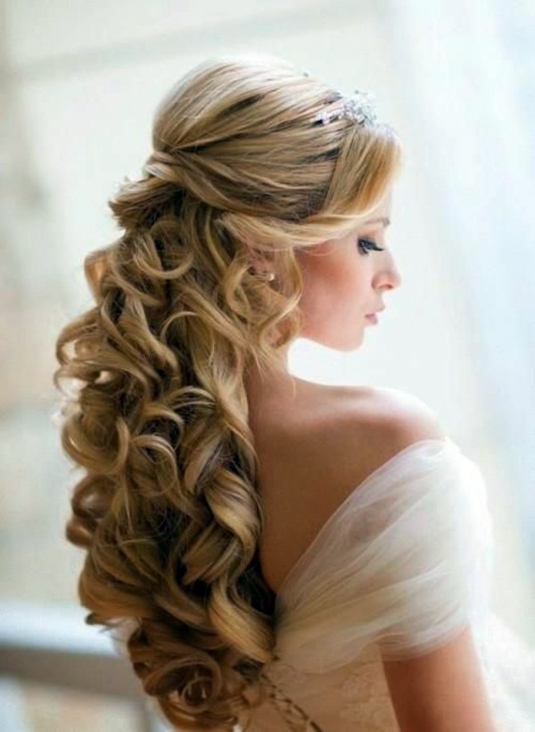 Bridal hairstyle half open - come on in style under the hood!