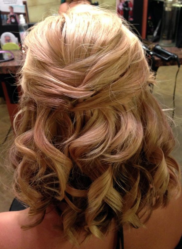 Bridal hairstyle half open - come on in style under the hood! Bridal hairstyle half open - come on in style under the hood!