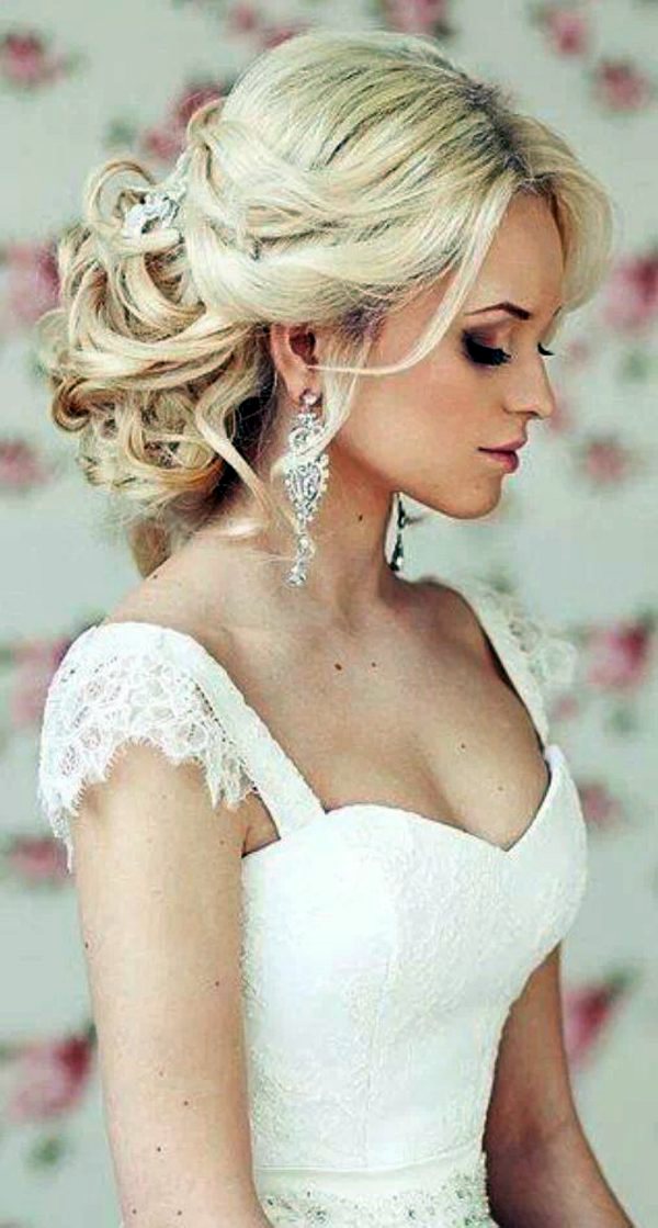 Bridal hairstyle half open - come on in style under the hood! Bridal hairstyle half open - come on in style under the hood!