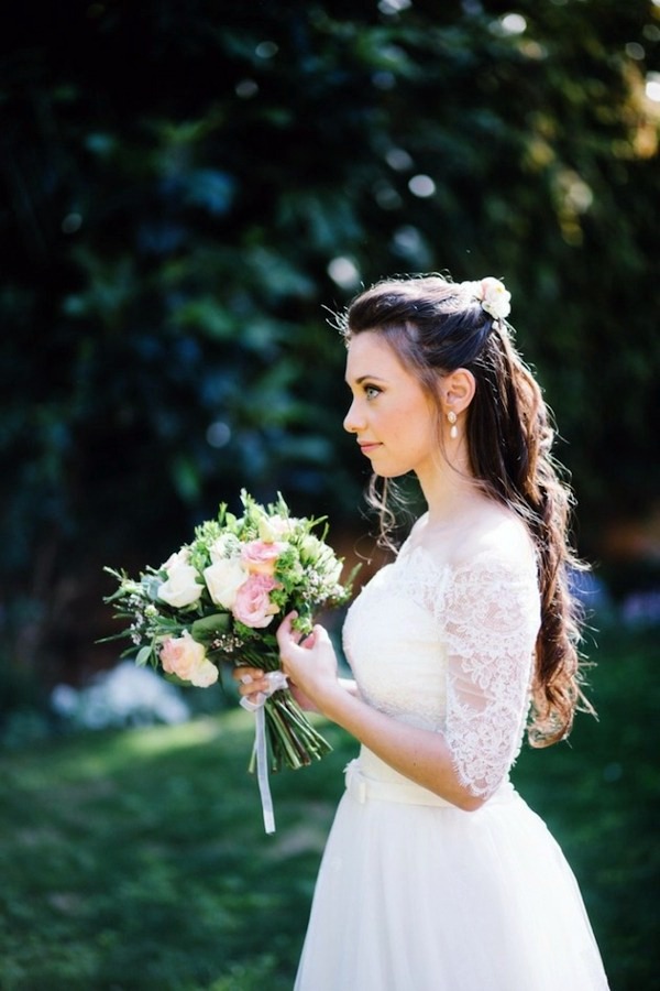Bridal hairstyle half open - come on in style under the hood!