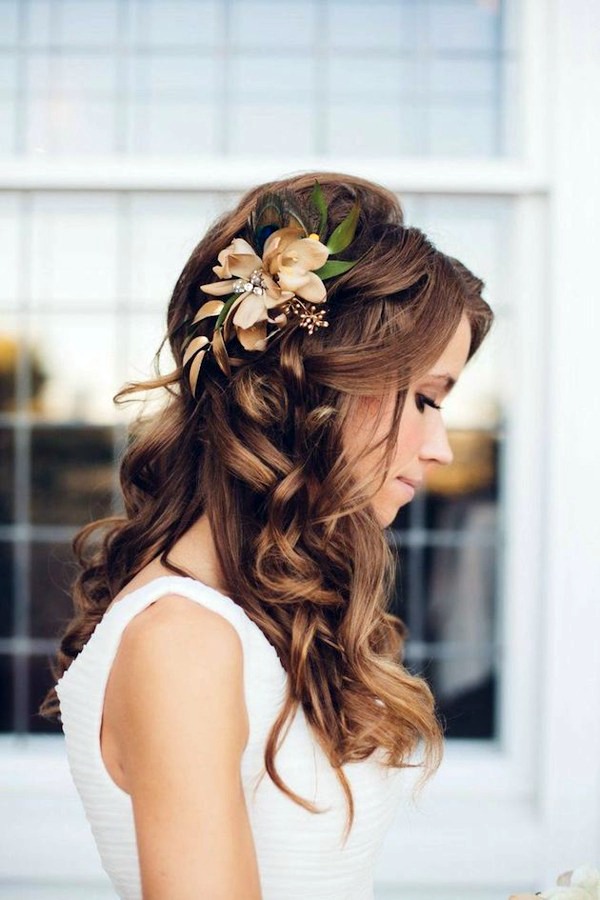 Bridal hairstyle half open - come on in style under the hood!