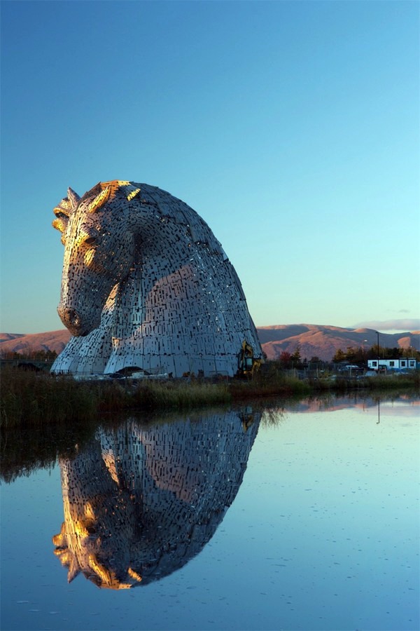 Huge Kelpies horse head sculptures tower over the Forth & Clyde Canal in Scotland