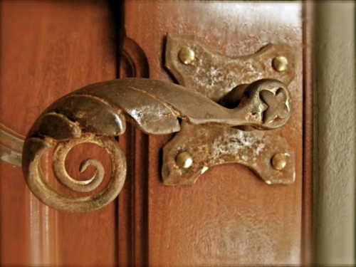 As can be appreciated the quality of the antique furniture properly