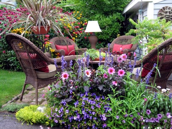 20 stylish ideas for outdoor seating area - a comfortable seating area in the garden