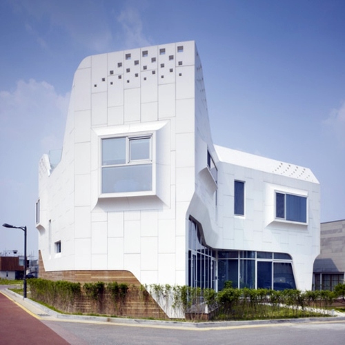 Attractive white designer house located in South Korea Attractive white designer house located in South Korea