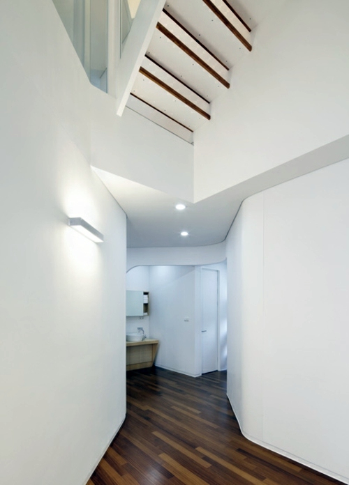 Attractive white designer house located in South Korea Attractive white designer house located in South Korea
