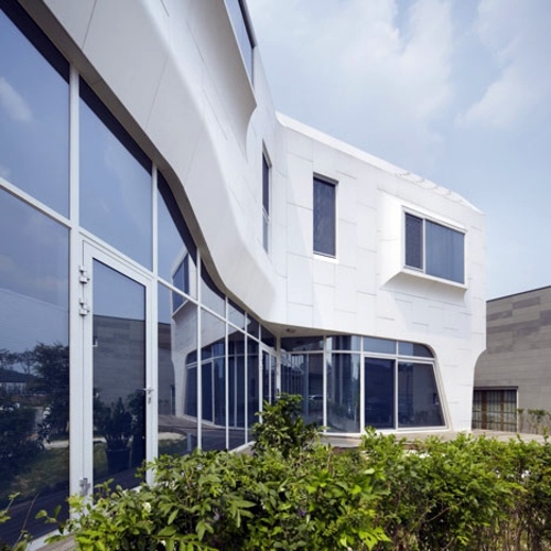 Attractive white designer house located in South Korea Attractive white designer house located in South Korea