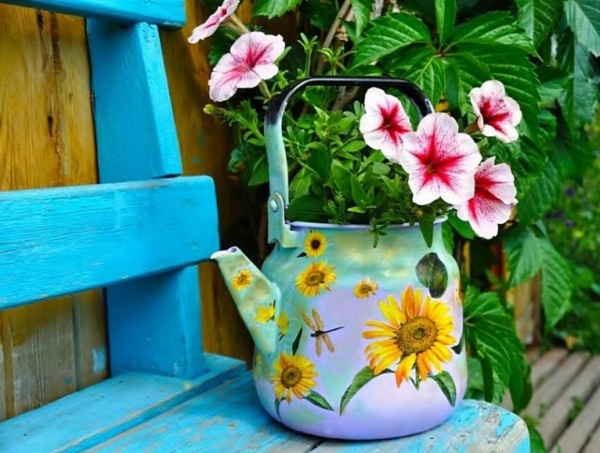 Original flowerpots from discarded objects