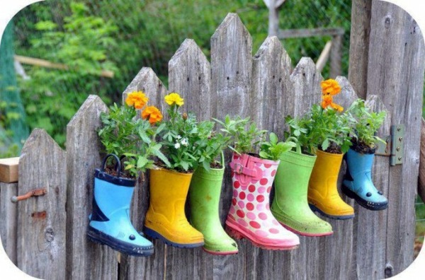 Original flowerpots from discarded objects