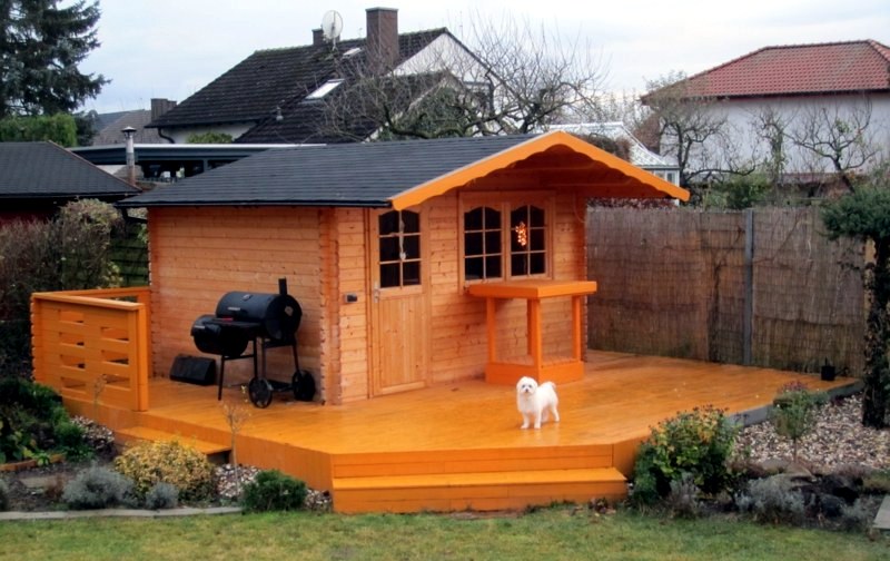 Gartenzubehör - With a wooden garden shed it is romantic