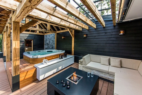 Spa facilities and swimming pool in the garden Spa facilities and swimming pool in the garden