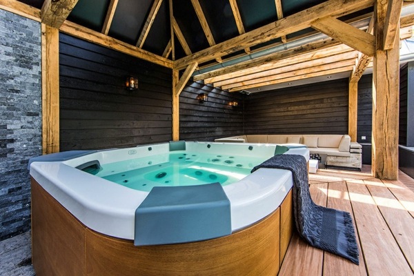 Spa facilities and swimming pool in the garden Spa facilities and swimming pool in the garden
