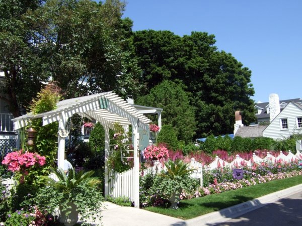 Garden fence and garden borders ideas - useful and beautiful designer suggestions