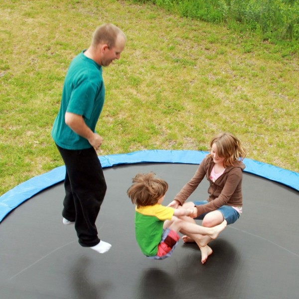 Summer fun with garden trampoline - What says Stiftung Warentest about