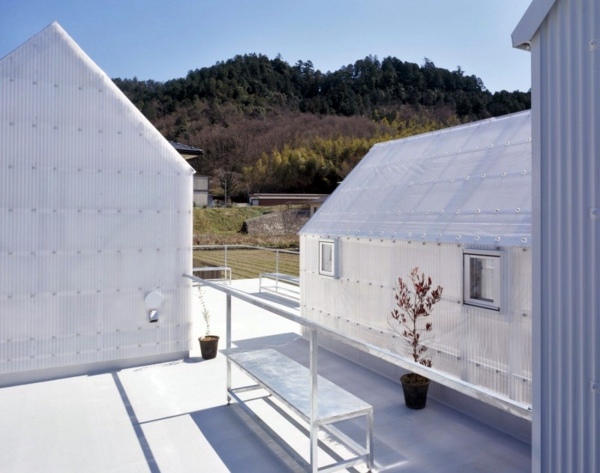 White, transparent house in Yamasaki by Tato Architects
