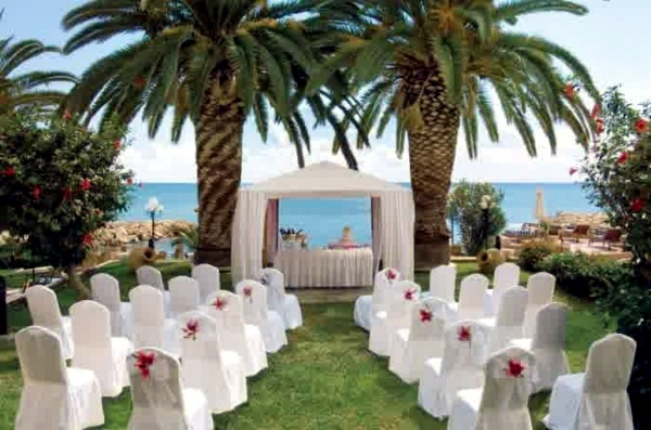 Lifestyle - Wedding Decor with floral decoration - Cool wedding decoration outdoor