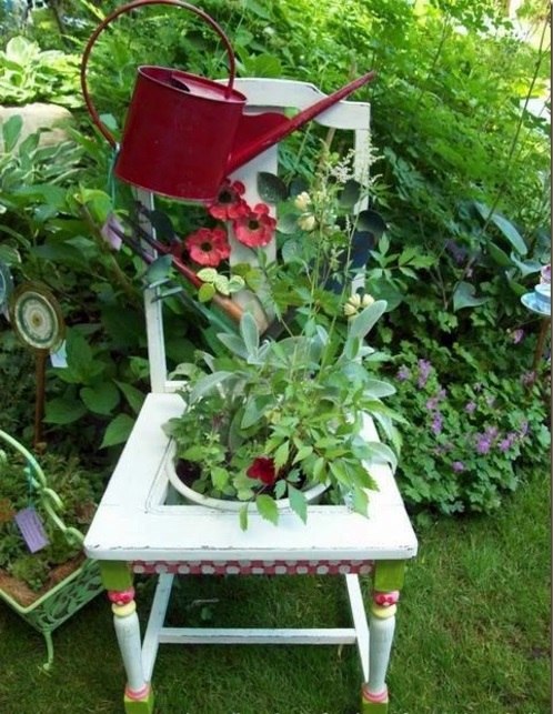 Old chairs in the garden with a new function - attractive planters