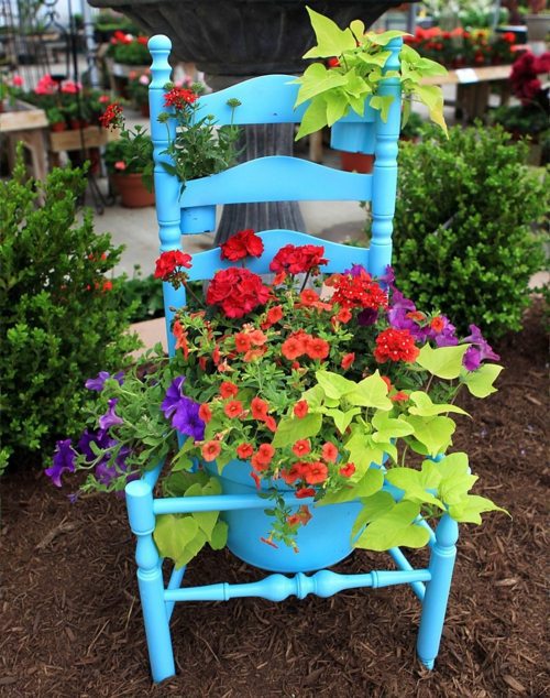 Old chairs in the garden with a new function - attractive planters