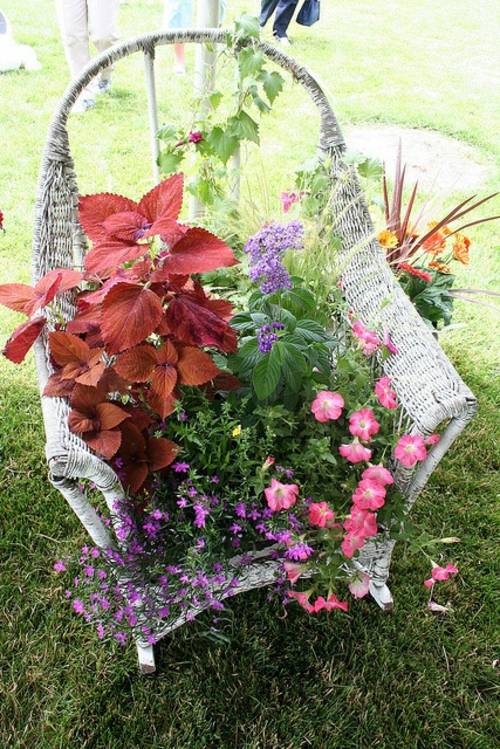 Old chairs in the garden with a new function - attractive planters