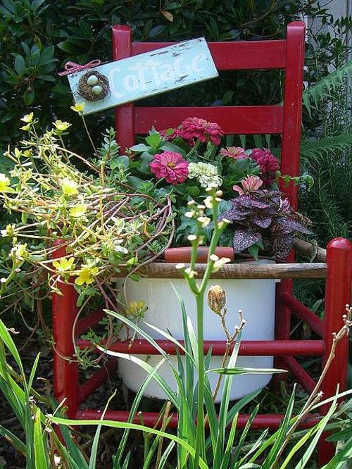 Old chairs in the garden with a new function - attractive planters