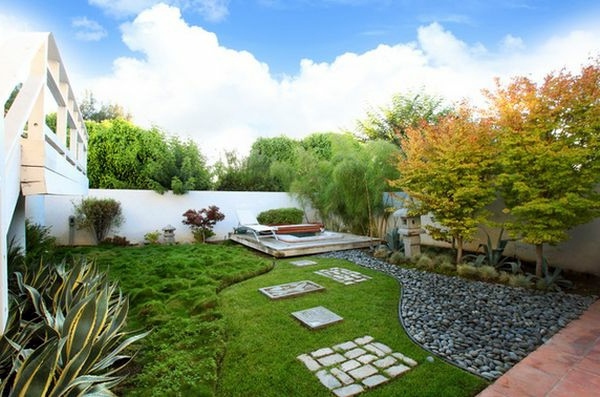 Garten und Landschaftsbau - Install pebbles and river stones - beautiful landscape in the garden Garten und Landschaftsbau - Install pebbles and river stones - beautiful landscape in the garden