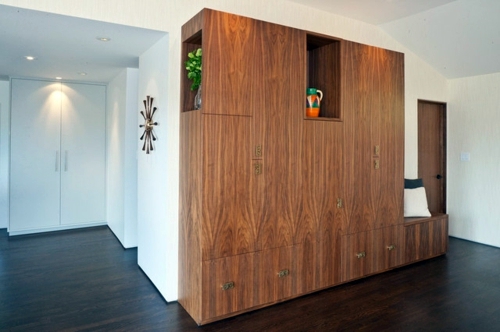 Save space thanks to wall wooden shelves