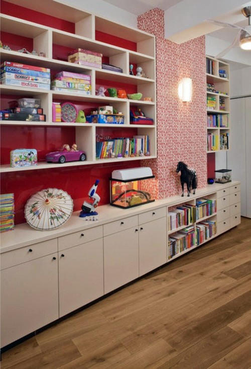Save space thanks to wall wooden shelves