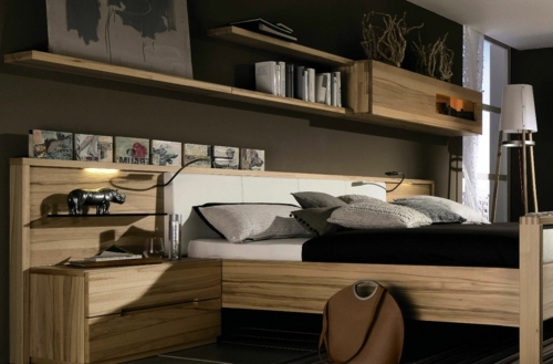 Save space thanks to wall wooden shelves