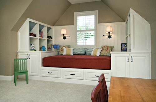 Save space thanks to wall wooden shelves