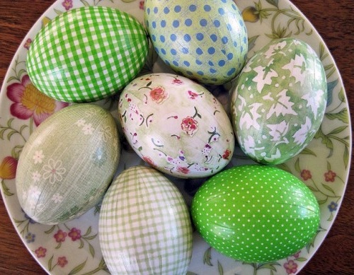 Make Easter eggs with decoupage