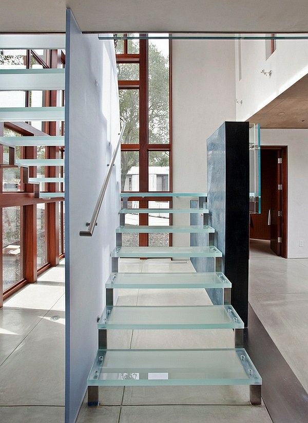 Stairs made of glass for a contemporary appearance