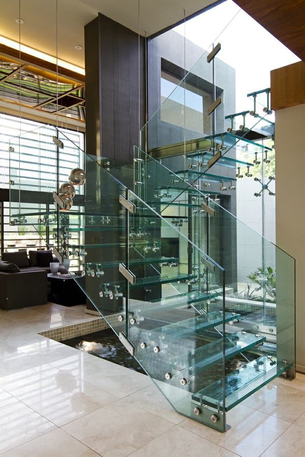 Stairs made of glass for a contemporary appearance