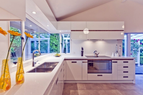 How should one choose the material of the sink in the kitchen