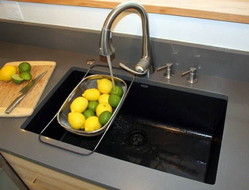 How should one choose the material of the sink in the kitchen