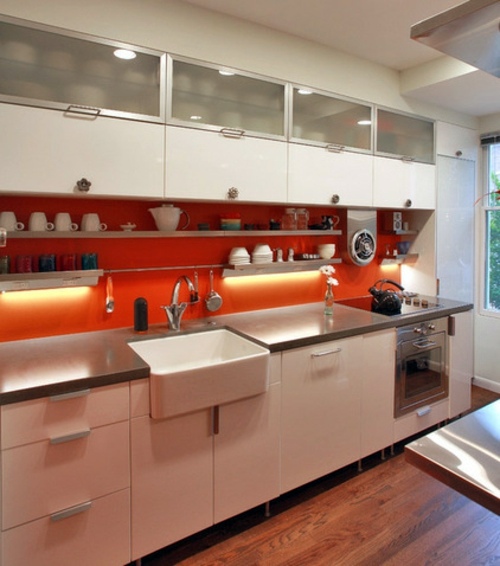 How should one choose the material of the sink in the kitchen