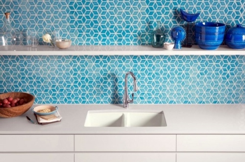 How should one choose the material of the sink in the kitchen