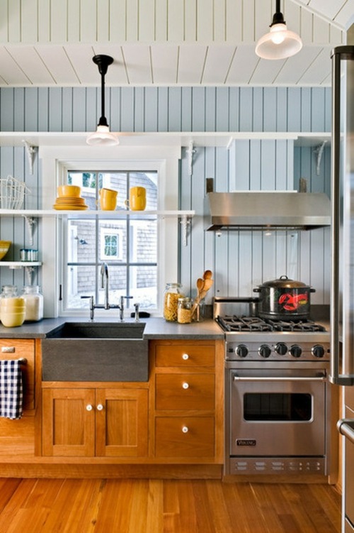 How should one choose the material of the sink in the kitchen