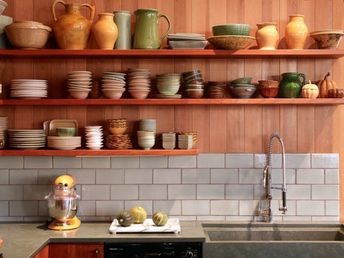 How should one choose the material of the sink in the kitchen