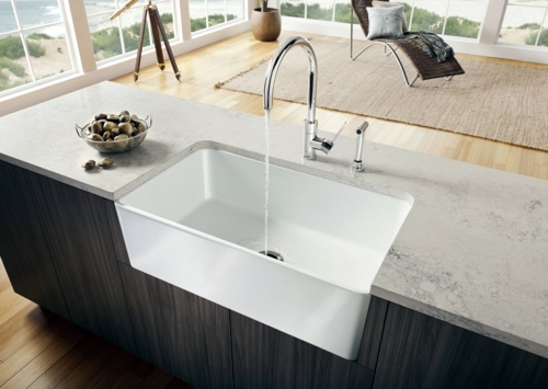 How should one choose the material of the sink in the kitchen