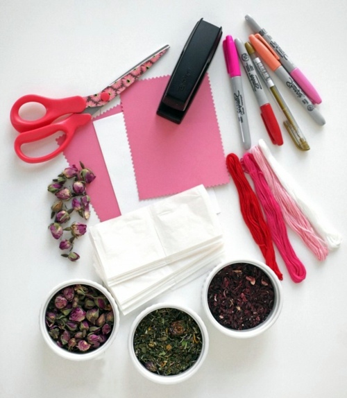 Cheap decorating ideas for Christmas gifts for the ladies